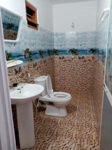 y baño con aseo y lavamanos. en U new guest house, en Nilaveli