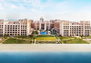 una vista aérea de un gran edificio con el océano en GLOBALSTAY at Sarai Apartments Beachfront Paradise with Pool and Gym, en Dubái