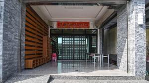 an entrance to a building with a table and chairs at Green Garden in Xiaoliuqiu