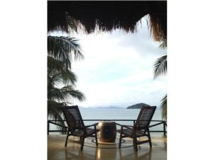 - une table avec des chaises et une vue sur l'océan dans l'établissement Seavana Koh Mak Beach Resort, à Ko Mak