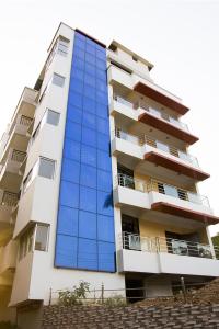 un alto condominio con finestre di vetro blu di Hotel Park Riviera a Guwahati