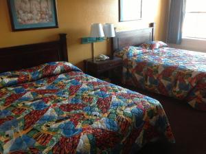 En eller flere senge i et værelse på Heritage Inn Grand Prairie