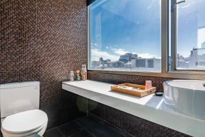 台東市的住宿－蒙地拿民宿 l 全自助入住，一间带卫生间、水槽和窗户的浴室