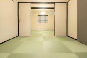 福岡市にあるMUSUBI HOTEL MACHIYA Haruyoshiのタイルフロアの空間