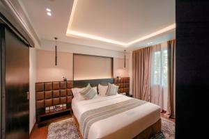 Posteľ alebo postele v izbe v ubytovaní Ambara Suites