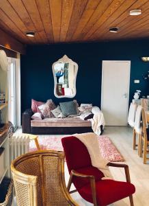 uma sala de estar com um sofá e um espelho em Ballygally Seaview Cottage em Larne
