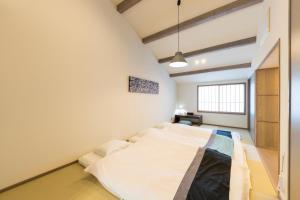 sypialnia z dużym łóżkiem w pokoju w obiekcie 博多町家ホテル - Kamigofuku - w mieście Fukuoka