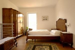 a bedroom with a large bed and a window at Das Landhaus in Terlano