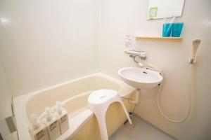 uma casa de banho com um lavatório, um WC e uma banheira em Nakayoshi Stay 201 em Osaka