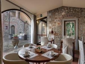 comedor con mesa y sillas en Apartments in Villetta Terre Rosse, en San Gimignano