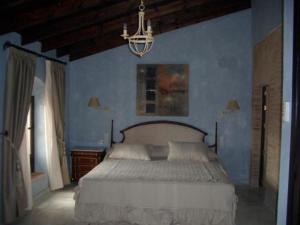 A bed or beds in a room at Hacienda Los Jinetes