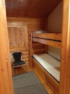een kamer met 2 stapelbedden en een stoel bij Pankkotupa 65 "13А" in Savonlinna