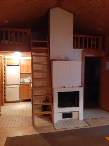 een klein huis met een open haard in een keuken bij Pankkotupa 65 "13А" in Savonlinna +3 foto's