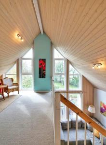 una habitación con escalera en una casa con ventanas en Ferienpark Bad Saarow en Bad Saarow