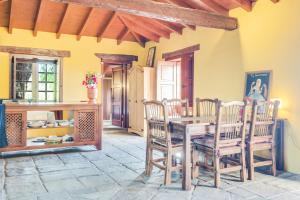 una sala da pranzo con tavolo e sedie di La casita del Rincón ad Arona