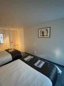 Voodi või voodid majutusasutuse Hotel 草石庵 toas