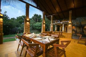 uma sala de jantar com uma mesa e cadeiras num pátio em Cloud Nine Wilpattu by Aaradhya em Parque Nacional Wilpattu