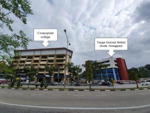 un edificio junto a una carretera con edificios en Ten Inn, en Kuala Terengganu