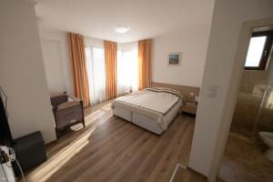 A bed or beds in a room at Villas in Complex Trakiyskiy Bryag