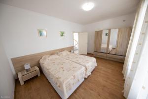A bed or beds in a room at Villas in Complex Trakiyskiy Bryag