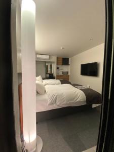 Voodi või voodid majutusasutuse Hotel 草石庵 toas