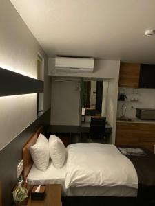 Voodi või voodid majutusasutuse Hotel 草石庵 toas