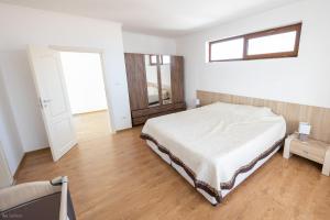 A bed or beds in a room at Villas in Complex Trakiyskiy Bryag