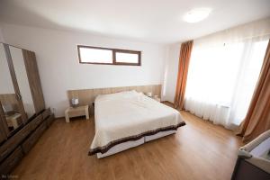 A bed or beds in a room at Villas in Complex Trakiyskiy Bryag