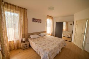 A bed or beds in a room at Villas in Complex Trakiyskiy Bryag Még 37 kép
