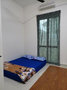 um quarto com uma cama e uma janela em Homestay An-nur em Alor Setar