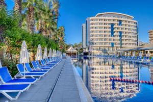 Bazén v ubytování Porto Bello Hotel Resort & Spa nebo v jeho okolí