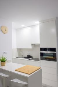 Kuchyňa alebo kuchynka v ubytovaní Apartamento Luis Morote Plaza Santa Catalina