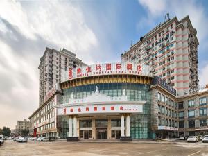een groot gebouw met een bord erop bij Vienna Hotel(Nanjin Fuzimiao Muxuyuan Subway Station) in Nanjing