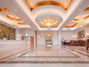 Cette grande chambre dispose d'un hall avec un lustre. dans l'établissement Vienna Hotel (Danxia Mountain Scenic Spot), à Renhua