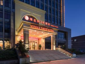 Wanzhi的住宿－维也纳3好酒店(芜湖县汽车站店)，一座建筑,上面标有读vynka和最佳酒店