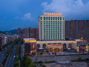 duży budynek z znakiem na górze w obiekcie Vienna Hotel (Shajinbei Road Fuquan Guizhou) w mieście Fuquan