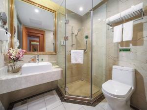 Bilik mandi di Vienna Hotel(Rugao Auto Station Branch) +5 gambar