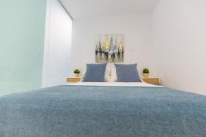 A bed or beds in a room at Apartamento Luis Morote Plaza Santa Catalina