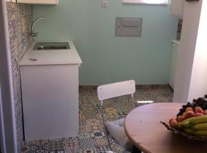 una cocina con mesa y un bol de fruta en Dream View in Chiado, en Lisboa