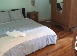 1 dormitorio con 1 cama con 2 toallas en Dream View in Chiado, en Lisboa