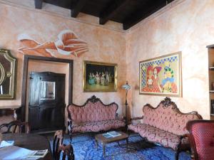 sala de estar con sofás rosados y mesa en Old Garden, en Cosenza