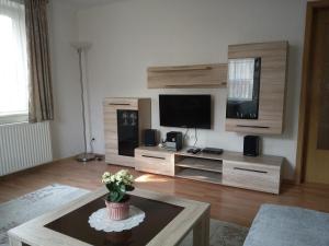 a living room with a tv and a table at Apartments mit 2 Schlafzimmern in Dresden
