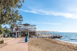 ein Restaurant am Strand am Meer in der Unterkunft Acogedor estudio en Pedregalejo junto al mar in Málaga