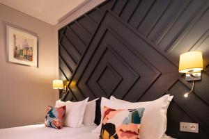 Un ou plusieurs lits dans un hébergement de l'établissement Hôtel des Arts Montmartre