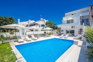 Bazén v ubytovaní Luxury villa Punat with pool with sea view , 50m from the beach alebo v jeho blízkosti