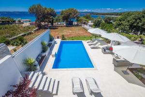 Bazén v ubytování Luxury villa Punat with pool with sea view , 50m from the beach by WiiBuk nebo v jeho okolí