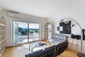 Posezení v ubytování Luxury villa Punat with pool with sea view , 50m from the beach by WiiBuk