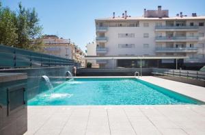 una piscina frente a un edificio en Apartment Marisol L'Ampolla en L'Ampolla