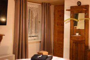 a room with a curtain and a window at Ferienwohnung Casa da Maria in Langelsheim +43 photos