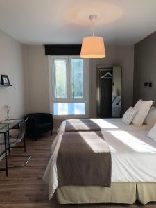 1 dormitorio con 1 cama grande y 1 mesa en Casa Acougo , Sarria, en Sarria